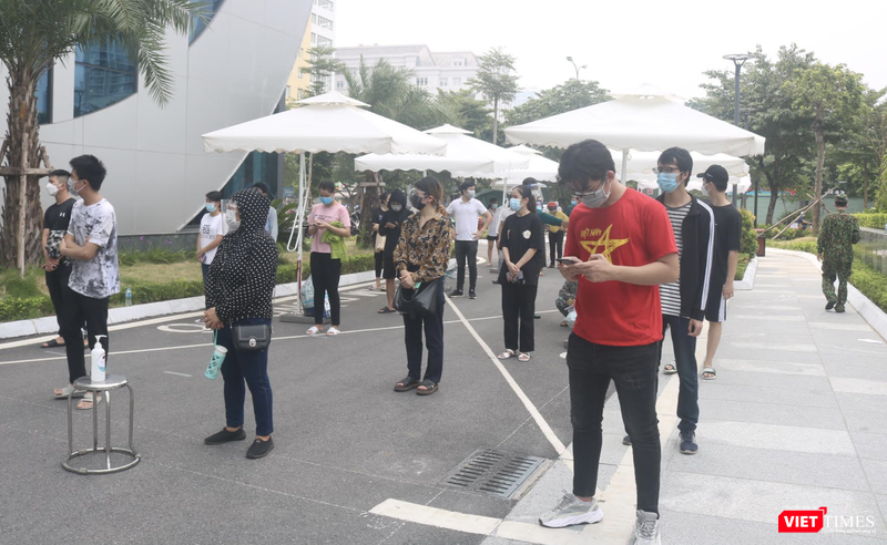 Xếp hàng dài là hình ảnh quen thuộc tại nhiều điểm tiêm vaccine (Ảnh - Minh Thuý)