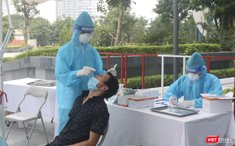 Người dân được lấy mẫu xét nghiệm COVIDD-19 (Ảnh - Minh Thuý) Người dân được lấy mẫu xét nghiệm COVIDD-19 (Ảnh - Minh Thuý)
