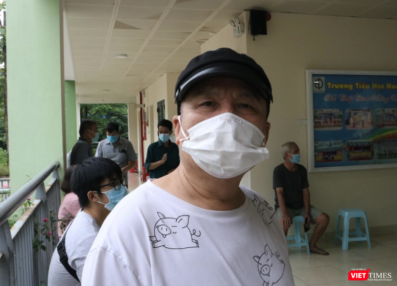 Ông N.V.T., 68 tuổi, sống ở phường Liễu Giai, quận Ba Đình (Ảnh - Minh Thuý)