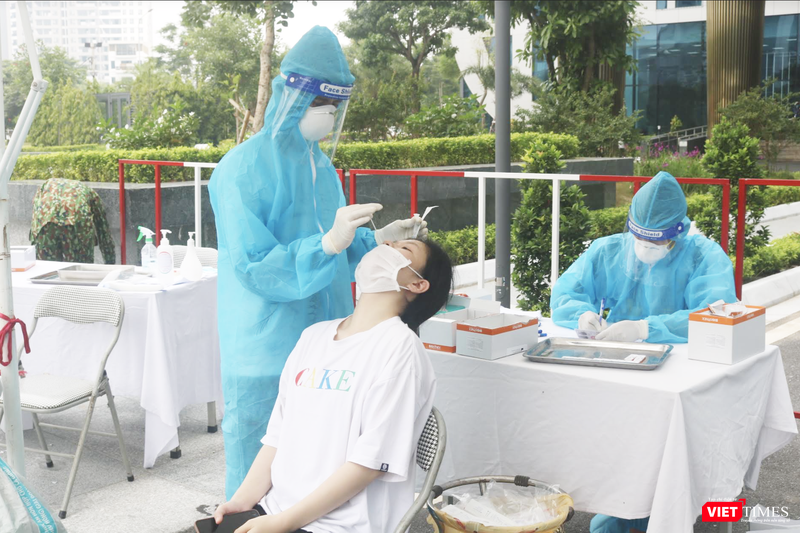 Nhân viên y tế lấy mẫu xét nghiệm COVID-19 (Ảnh - Minh Thuý)