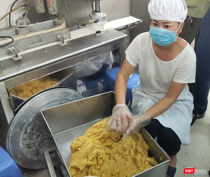 Nhân viên làm nhân bánh tại 1 cơ sở sản xuất bánh trung thu (Ảnh - Minh Thuý)