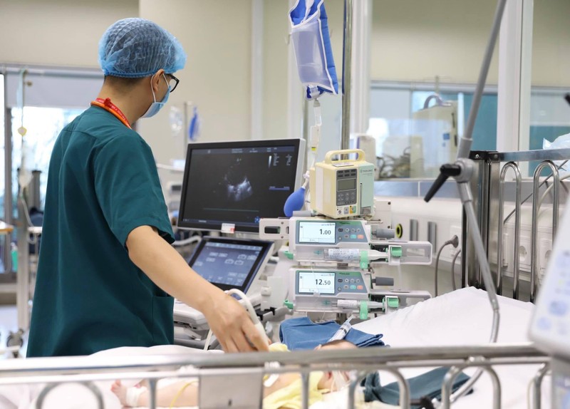 Bác sĩ khám cho trẻ (Ảnh - BVCC) Bác sĩ khám cho trẻ (Ảnh - BVCC)