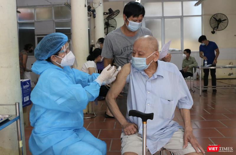 Nhân viên y tế tiêm vaccine COVID-19 cho người cao tuổi (Ảnh - Minh Thuý) 