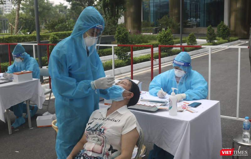 Người dân được lấy mẫu xét nghiệm COVID-19 (Ảnh - Minh Thuý) 