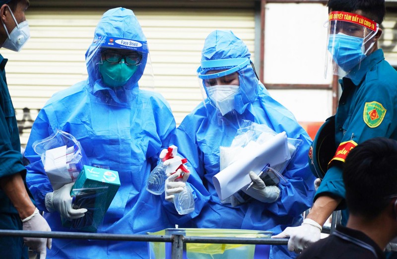 Nhân viên y tế chuẩn bị lấy mẫu xét nghiệm COVID-19 (Ảnh - Minh Nhân) 