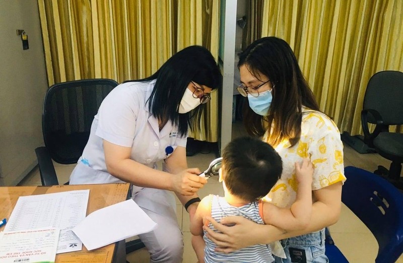 Bác sĩ khám cho trẻ tại Bệnh viện (Ảnh - BVCC)