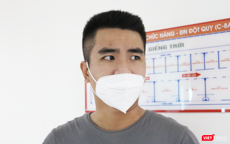 Anh C.Q.T., sống ở quận Tây Hồ – người nhà chăm sóc bệnh nhân điều trị ở BV Hữu nghị Việt Đức (Ảnh - Minh Thuý)