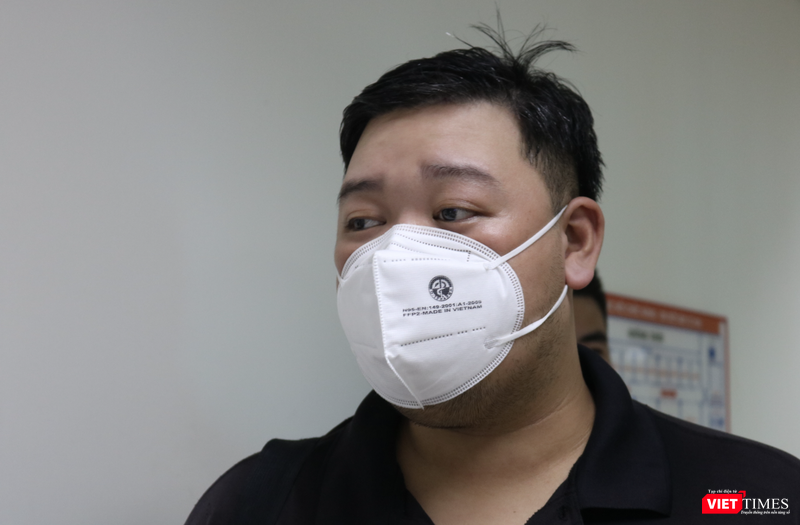 Anh P.G.N.- người nhà chăm sóc bố phẫu thuật ở BV Hữu nghị Việt Đức vừa chuyển đến BV Thanh Nhàn để cách ly (Ảnh - Minh Thuý)