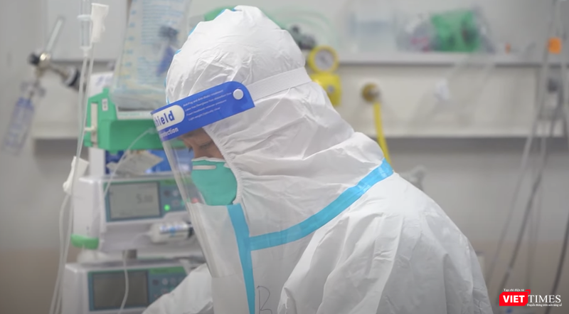 Bác sĩ chăm sóc bệnh nhân COVID-19 trong tâm dịch (Ảnh - MT)