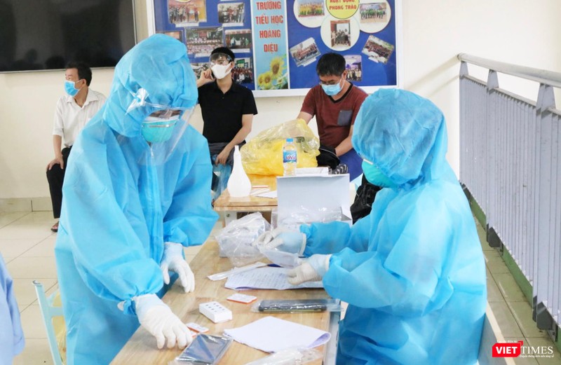 Phân loại mẫu xét nghiệm COVID-19 cho người dân (Ảnh - Minh Thuý)