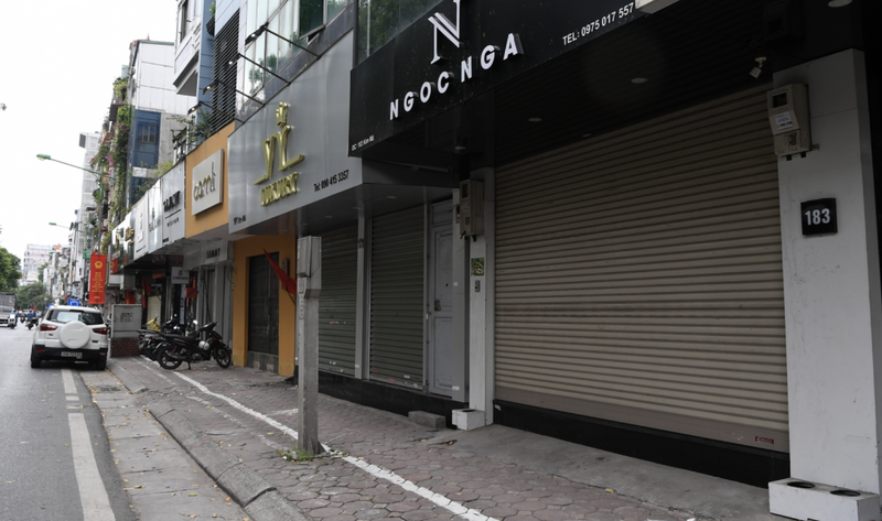 Hàng loạt cửa hàng buộc phải đóng cửa vì COVID-19 (Ảnh - Bảo Linh)