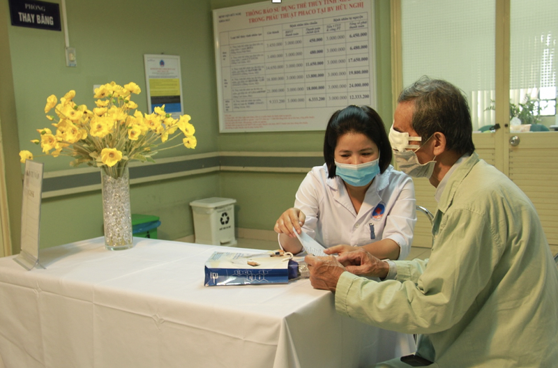 Bác sĩ khám sức khoẻ, tư vấn miễn phí cho người bệnh (Ảnh - BVCC)