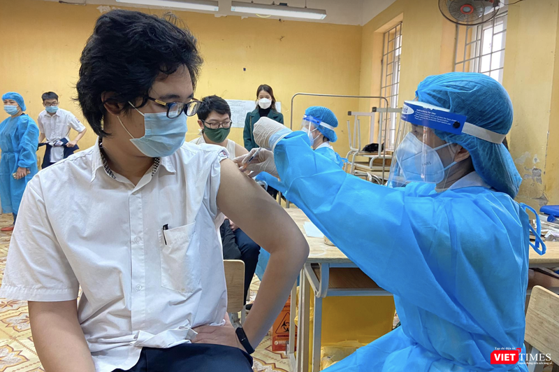Học sinh tiêm vaccine COVID-19 (Ảnh - Quang Hùng) 