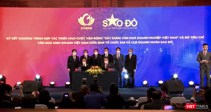 Lễ ký kết chương trình hợp tác triển khai cuộc vận động “Xây dựng văn hoá doanh nghiệp Việt Nam” và Bộ tiêu chí văn hoá kinh doanh Việt Nam giữa Ban tổ chức 248 và CLB doanh nhân Sao Đỏ (Ảnh - Minh Thuý) Lễ ký kết chương trình hợp tác triển khai cuộc vận động “Xây dựng văn hoá doanh nghiệp Việt Nam” và Bộ tiêu chí văn hoá kinh doanh Việt Nam giữa Ban tổ chức 248 và CLB doanh nhân Sao Đỏ (Ảnh - Minh Thuý)