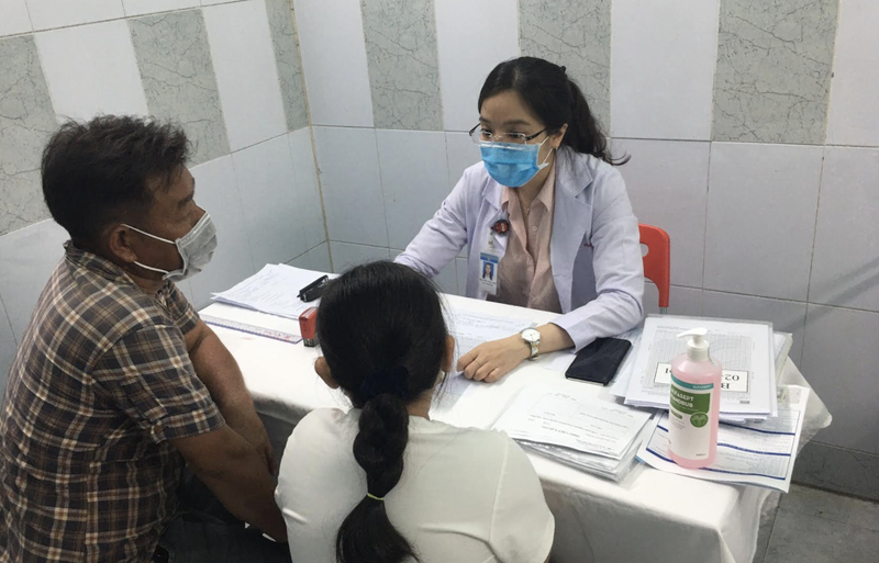 Bác sĩ khám và tư vấn sức khỏe cho trẻ (Ảnh - BVCC) Bác sĩ khám và tư vấn sức khỏe cho trẻ (Ảnh - BVCC)