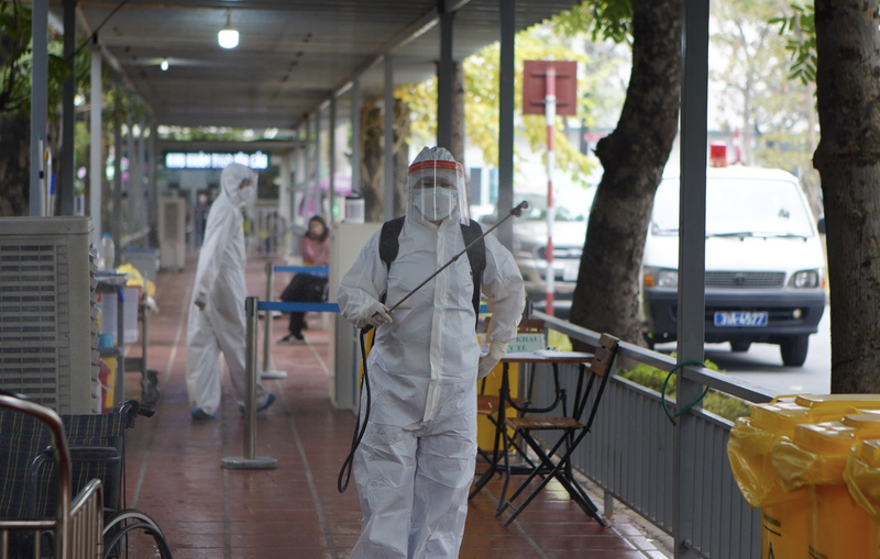 Phun khử khuẩn phòng dịch (Ảnh - Minh Nhân)