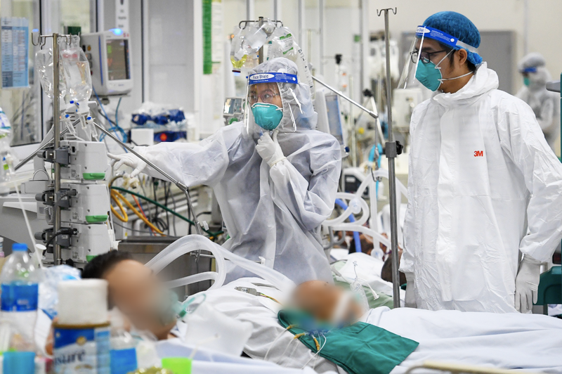 Bác sĩ điều trị cho bệnh nhân COVID-19 nặng (Ảnh - Tố Linh)