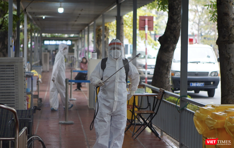 Nhân viên y tế phun khử khuẩn phòng COVID-19 (Ảnh - Minh Thuý)