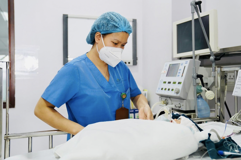 Bé mắc bệnh tim bẩm sinh được chăm sóc đặc biệt ở Trung tâm Tim mạch, BV Nhi Trung ương (Ảnh - BVCC)