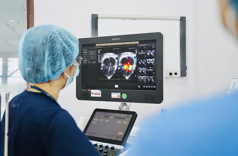 Bác sĩ kiểm tra tình hình sức khoẻ bệnh nhi (Ảnh - BVCC)