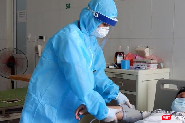 Bác sĩ thăm khám cho bệnh nhân (Ảnh - Minh Thuý)