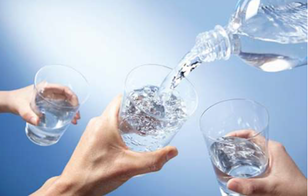 Tăng cường bổ sung nước đề bù lại lượng nước đã mất (Ảnh minh hoạ)