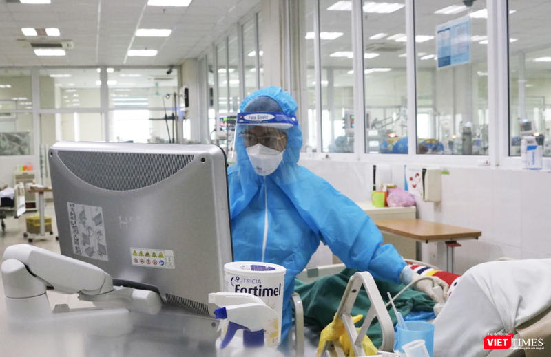 Bác sĩ siêu âm cho bệnh nhân (Ảnh - Minh Thuý) 