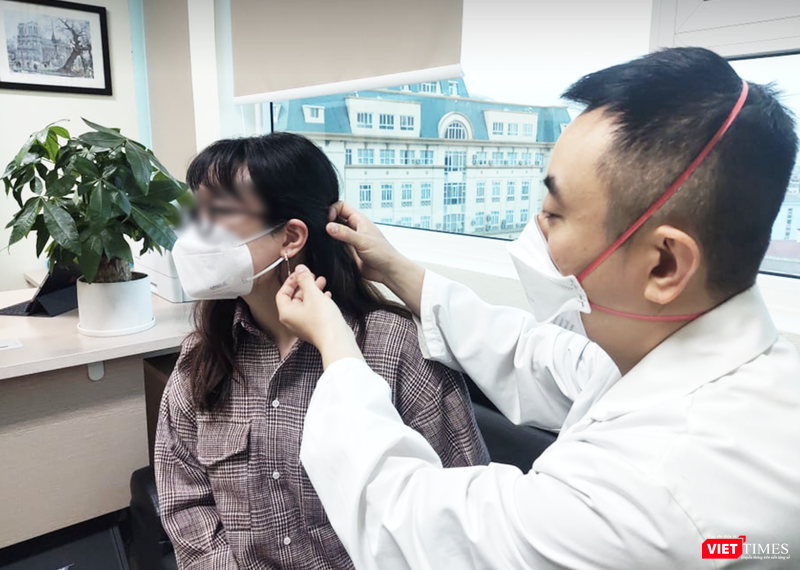 BS. Minh khám tai cho bệnh nhân (Ảnh - Minh Thuý) BS. Minh khám tai cho bệnh nhân (Ảnh - Minh Thuý)