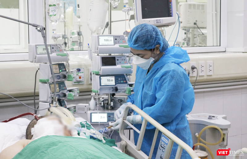 Bác sĩ chăm sóc cho bệnh nhân COVID-19 (Ảnh - Minh Thuý)