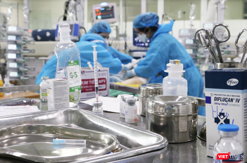 Các bác sĩ chăm sóc cho bệnh nhân COVID-19 nặng (Ảnh - Minh Thuý)