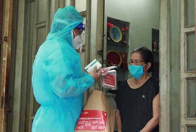 Nhân viên y tế ở Yên Bái tư vấn cho F0 uống thuốc điều trị COVID-19 tại nhà (Ảnh - BYT)