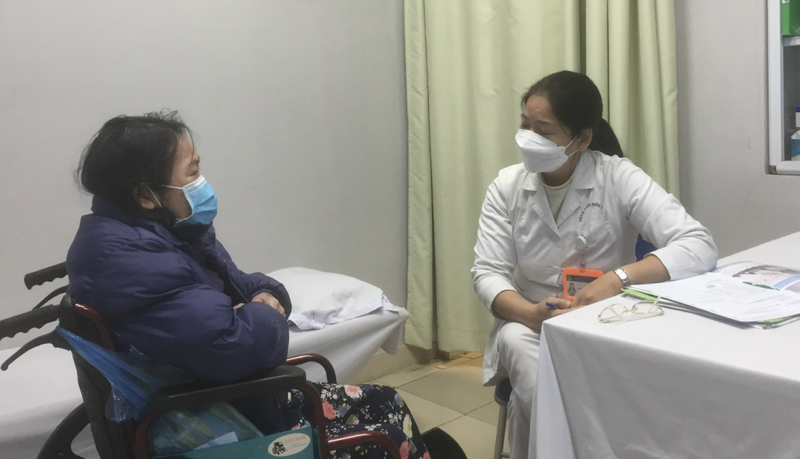 Bác sĩ khám, tư vấn cho người bệnh (Ảnh - BVCC) Bác sĩ khám, tư vấn cho người bệnh (Ảnh - BVCC)