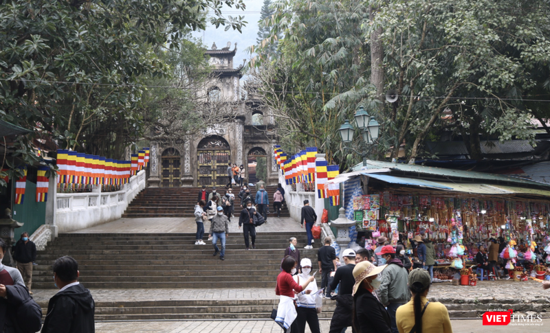 Dòng người tấp nập đổ về chùa Thiên Trù (Ảnh - Hiếu Nguyễn)