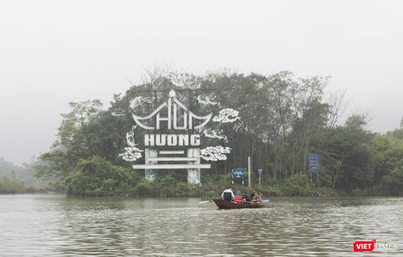 Du khách đi đò vãn cảnh chùa Hương (Ảnh - Minh Thuý)