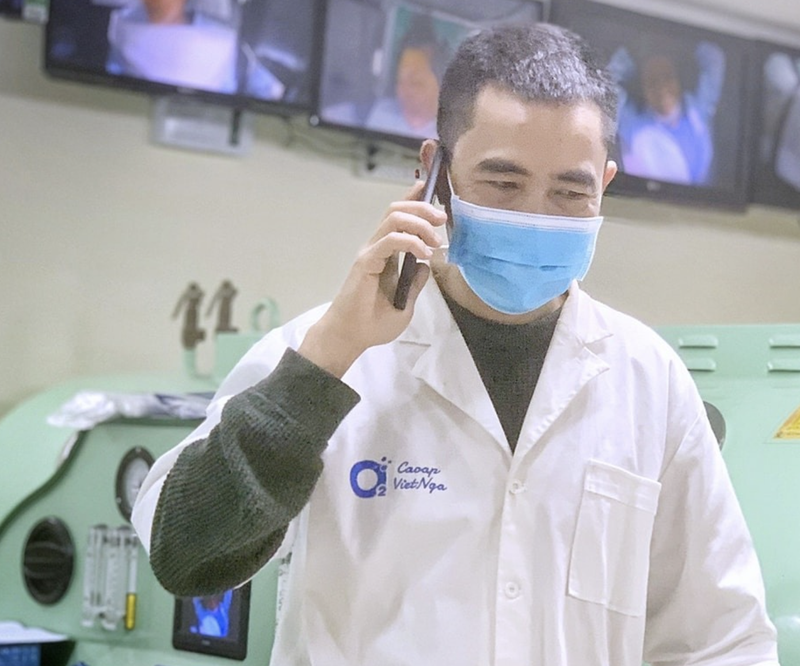 BS. Nguyễn Huy Hoàng tư vấn cho F0 điều trị tại nhà (Ảnh - NVCC)