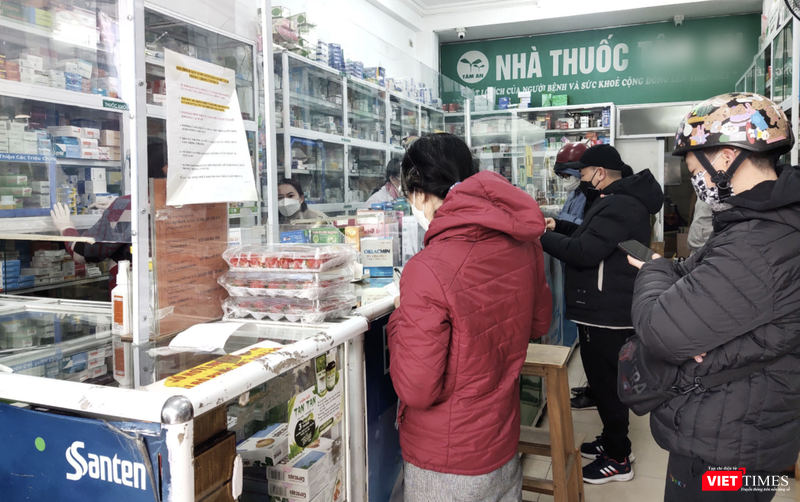 Người dân xếp hàng chờ mua thuốc, kit test COVID-19 (Ảnh - Minh Thuý) 