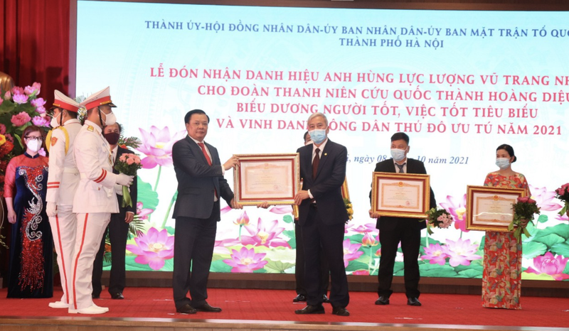 BS CKII. Khổng Minh Tuấn - Phó Giám đốc CDC Hà Nội- nhận bằng khen của Thủ tướng Chính phủ (Ảnh - BSCC)