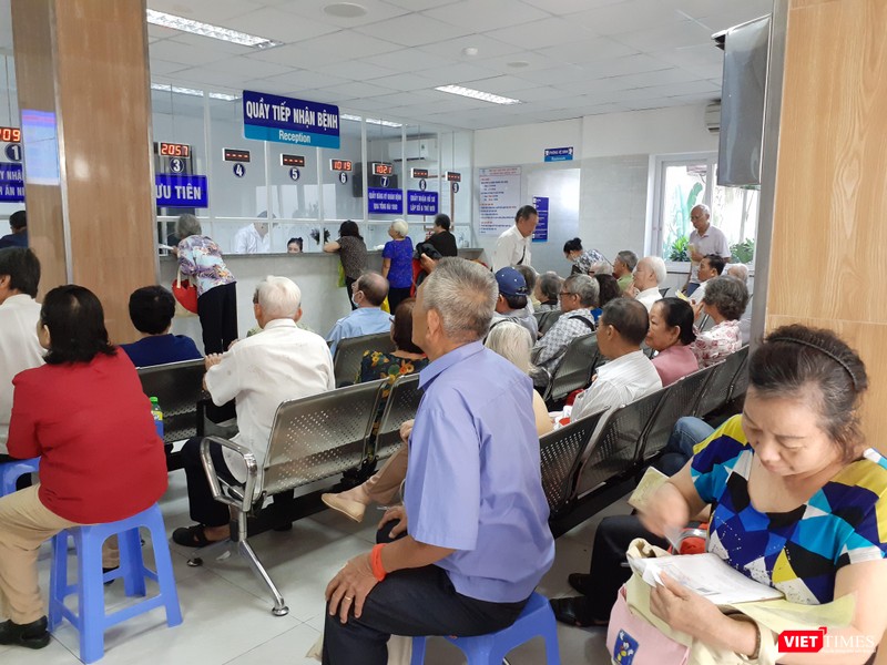 Thời tiết nắng gắt, số lượt bệnh nhân chủ yếu là người già đến khám ngoại trú tăng liên tục tại Bệnh viện Thống Nhất Thời tiết nắng gắt, số lượt bênh nhân chủ yếu là người già đến khám ngoại trú tăng liên tục tại Bệnh viện Thống Nhất