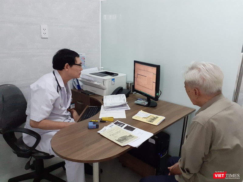 Bác sĩ Hoàng Mạnh tiến hành khám bệnh Bác sĩ Hoàng Mạnh tiến hành khám bênh