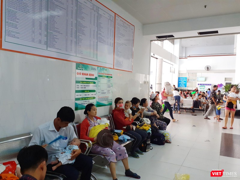 Rất đông phụ huynh đưa con đến bênh viện ngay từ sáng sớm