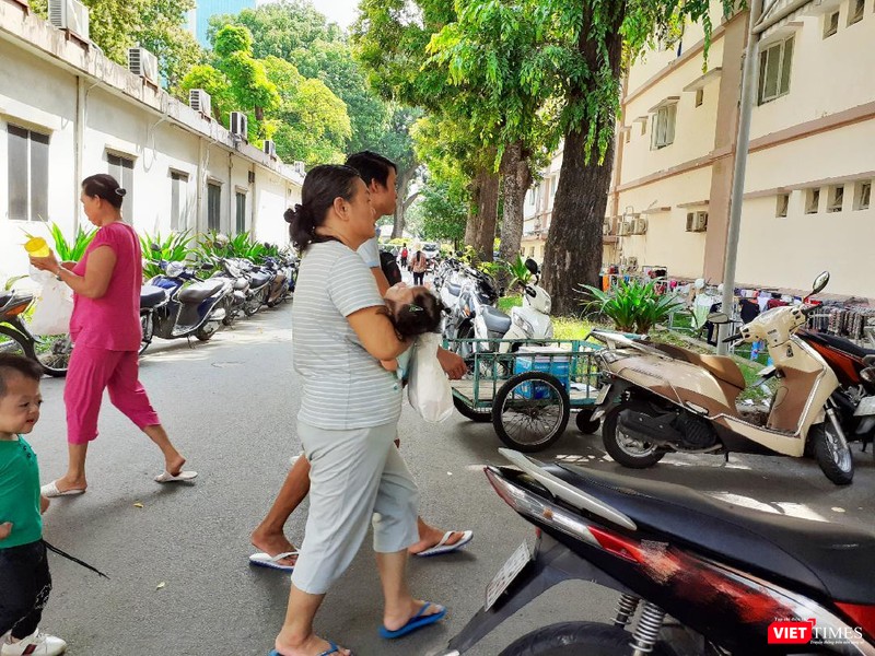 Đến giữa trưa, nhiều phụ huynh vẫn tất bật bế con đến các khoa khám bệnh