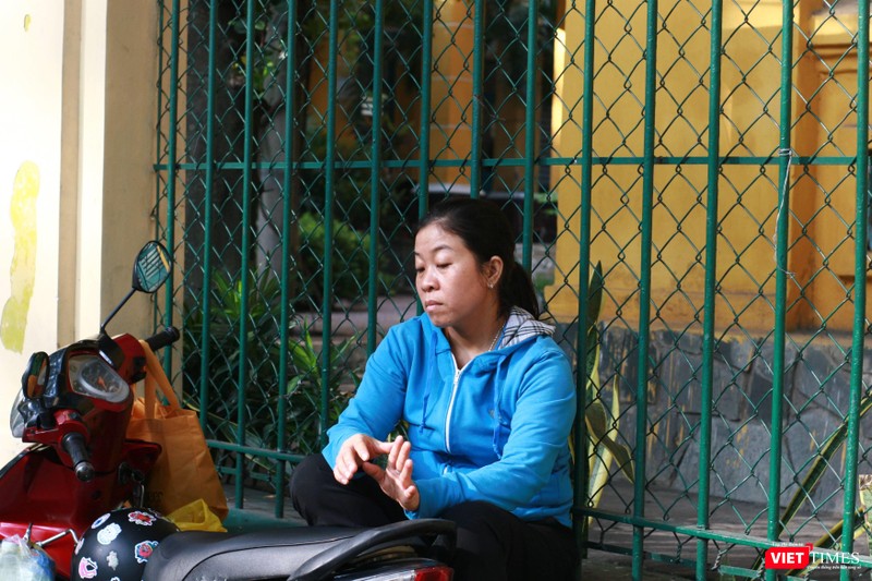 Chị Nguyễn Thị Thùy Dung (phụ huynh em Thủy Tiên, Trường THCS Tân Sơn, Gò Vấp) tâm trạng lo âu