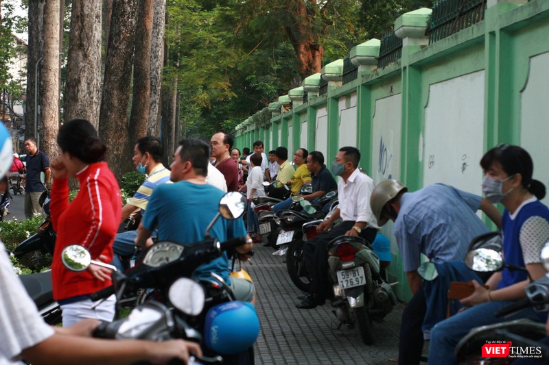 Phụ huynh vẫn chờ con trước cổng trường