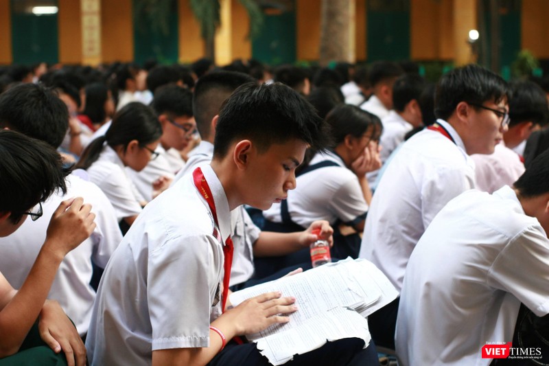 Các em học sinh tranh thủ ôn bài trước giờ thi