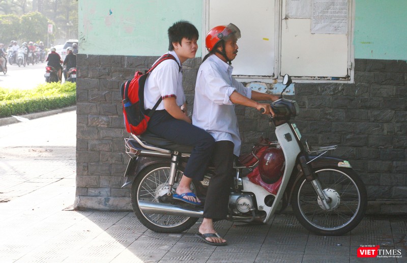 Thí sinh chủ quan đến muộn tại điểm thi trường THCS Trương Công Định (Quận Bình Thạnh) Thí sinh đến muộn tại điểm thi trường THCS Trương Công Định (Quận Bình Thạnh)