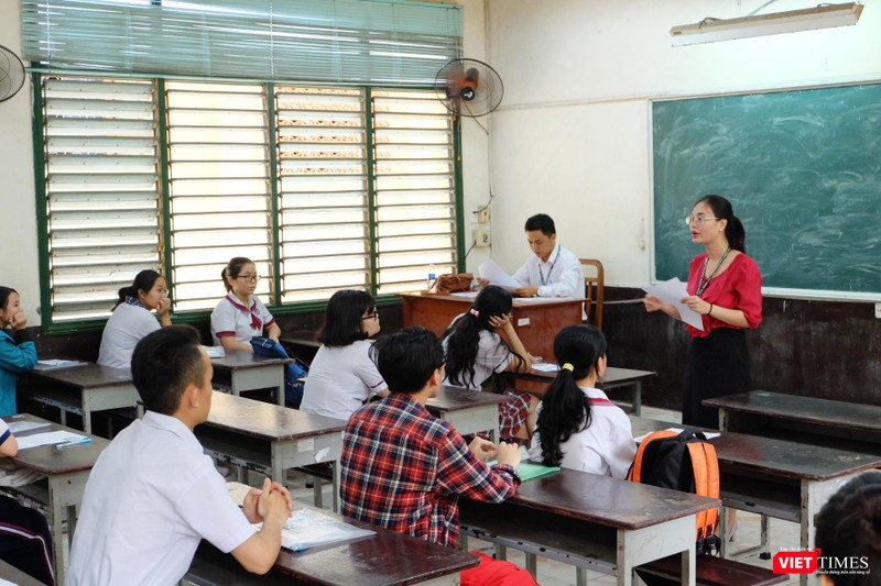 Cán bộ coi thi phổ biến quy chế thi