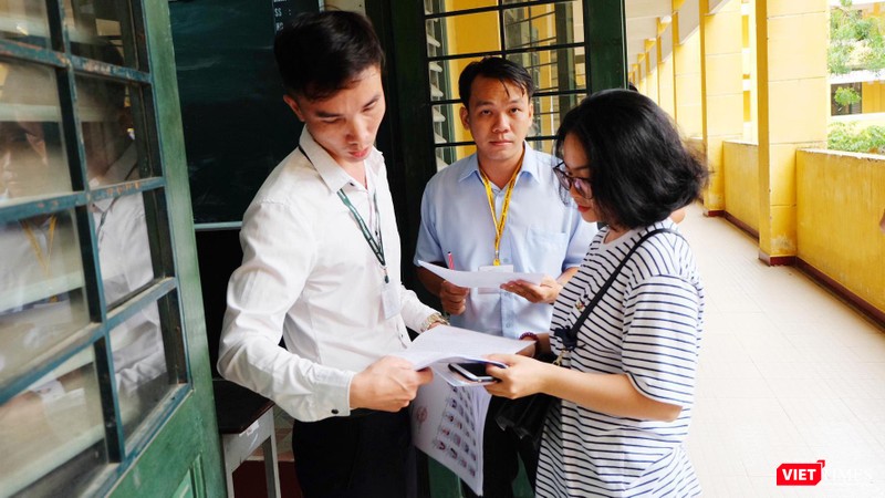 Nhiều sĩ tử đến muộn, quên giấy tờ trong ngày làm thủ tục dự thi THPT quốc gia