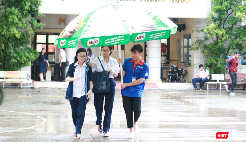 Kết thúc môn Toán, các sĩ tử đội mưa vội vã ra về