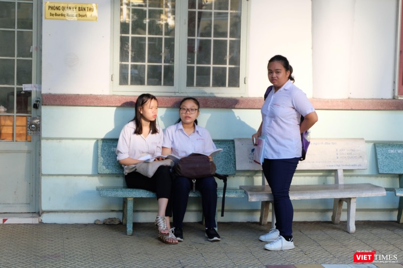 Thí sinh Tống Vũ Mai Đinh cùng những người bạn xem lại sách giáo khoa và các tập tài liệu ôn thi