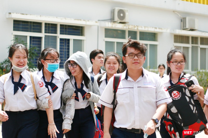 Nhiều cảm xúc lẫn lộn của thí sinh sau khi kết thúc bài thi tổ hợp môn Khoa học Tự nhiên